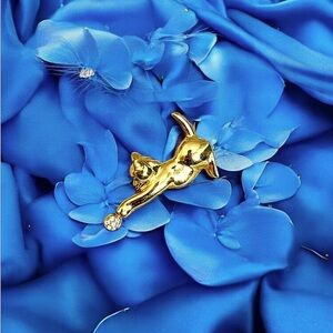 Vintage Keyes cat brooch,gold tone,clear pavé crystal ball,green crystal eyes 🐈